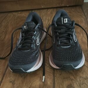 Women’s size 8 Brooks Tennis Shoe. Worn once. Look brand new.